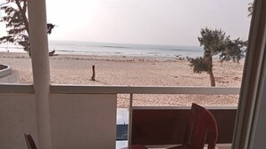 A balcony with a view of a beach and ocean. - Eden Beach Saint-Louis (St. Louis)