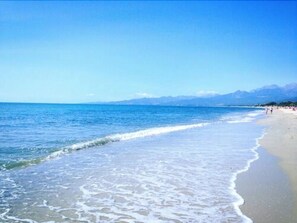 靠近海滩、白沙