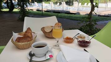 Daily continental breakfast (EUR 6.50 per person)