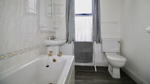 Appartement, 2 slaapkamers | Badkamer | Een bad/douchecombinatie, gratis toiletartikelen, een haardroger
