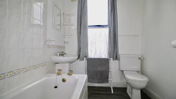 Apartment, 2 Bedrooms | Bathroom | Combined shower/bathtub, free toiletries, hair dryer, towels