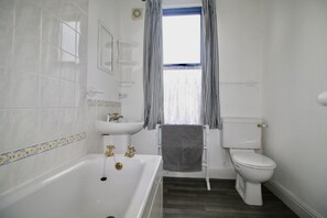 Apartment, 2 Bedrooms | Bathroom | Combined shower/bathtub, free toiletries, hair dryer, towels