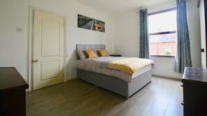 Appartement, 2 slaapkamers | 2 slaapkamers, een bureau, een strijkplank/strijkijzer, gratis wifi