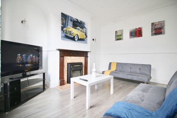 Apartment, 2 Bedrooms | Living room | Flat-screen TV