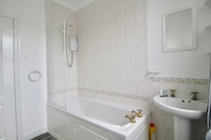 Apartment, 2 Bedrooms | Bathroom | Combined shower/bathtub, free toiletries, hair dryer, towels