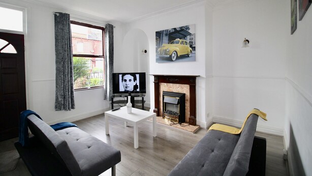 Appartement, 2 slaapkamers | Woonkamer | Een flatscreentelevisie