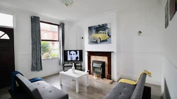 Apartment, 2 Bedrooms | Living room | Flat-screen TV