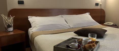 Phòng đôi hoặc 2 giường đơn tiện nghi đơn giản | Bàn, màn/rèm cản sáng, phòng cách âm