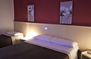 Standard Quadruple Room | Desk, blackout drapes, soundproofing, cribs/infant beds - Hotel Kristall Orvieto (Orvieto)