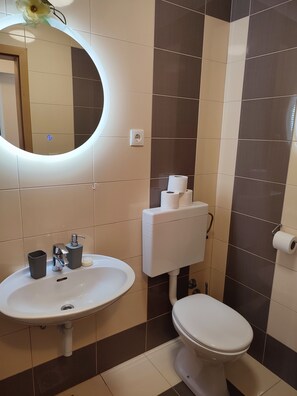 Badewanne, Haartrockner, Handtücher, Toilettenpapier