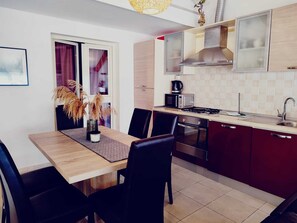 ثلاجة، ميكروويف، فرن، ماكينة لصنع القهوة/الشاي