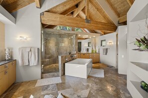 Badewanne, Haartrockner, Handtücher