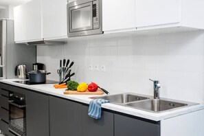 Réfrigérateur, micro-ondes, four, plaque de cuisson