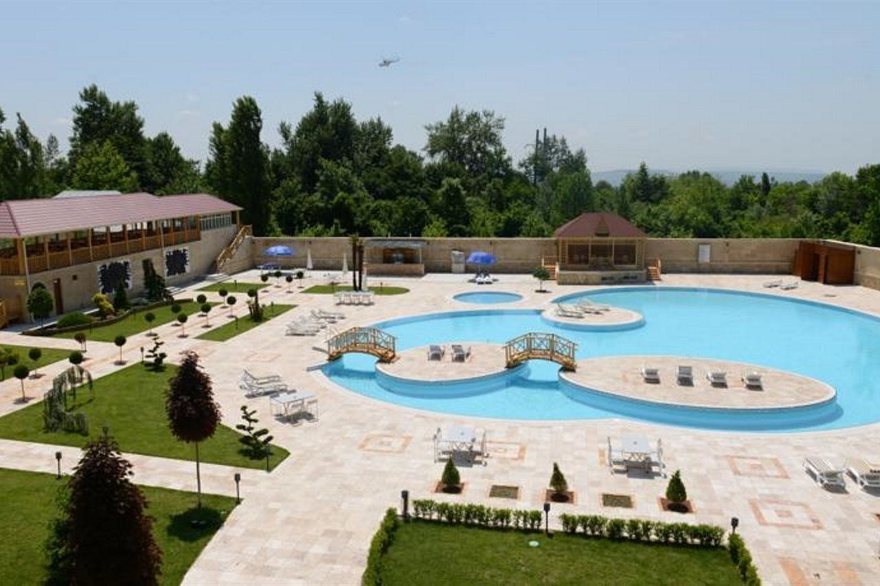Una piscina al aire libre