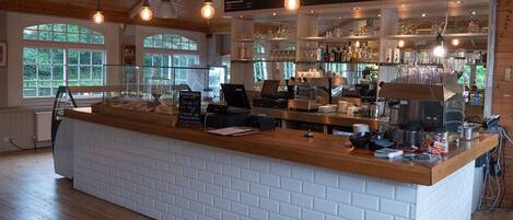 Desayuno inglés (GBP 8.5 por persona)