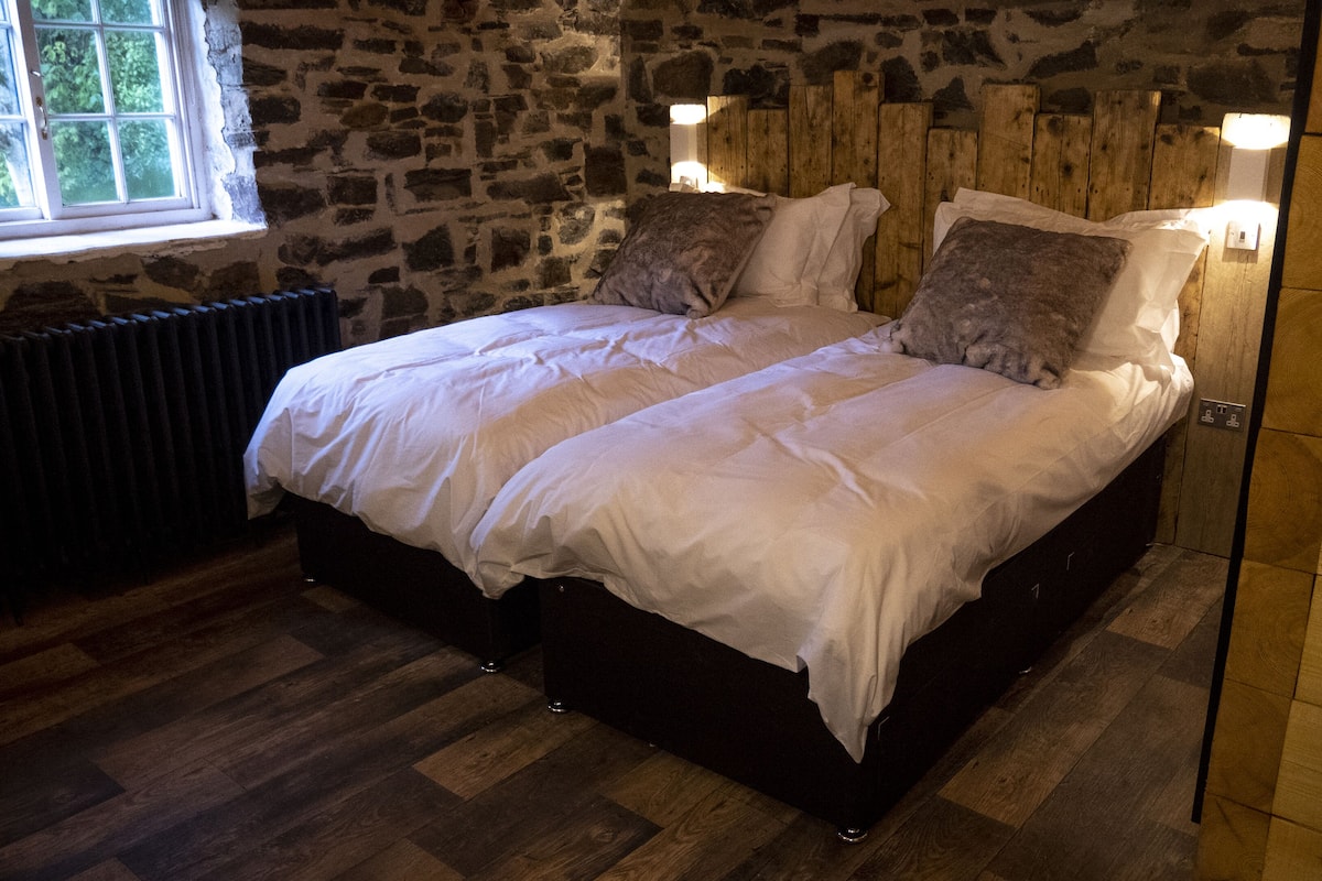 Chambre Deluxe avec lits jumeaux (Twin & Single) | Literie de qualité supérieure, couette en duvet d'oie, minibar