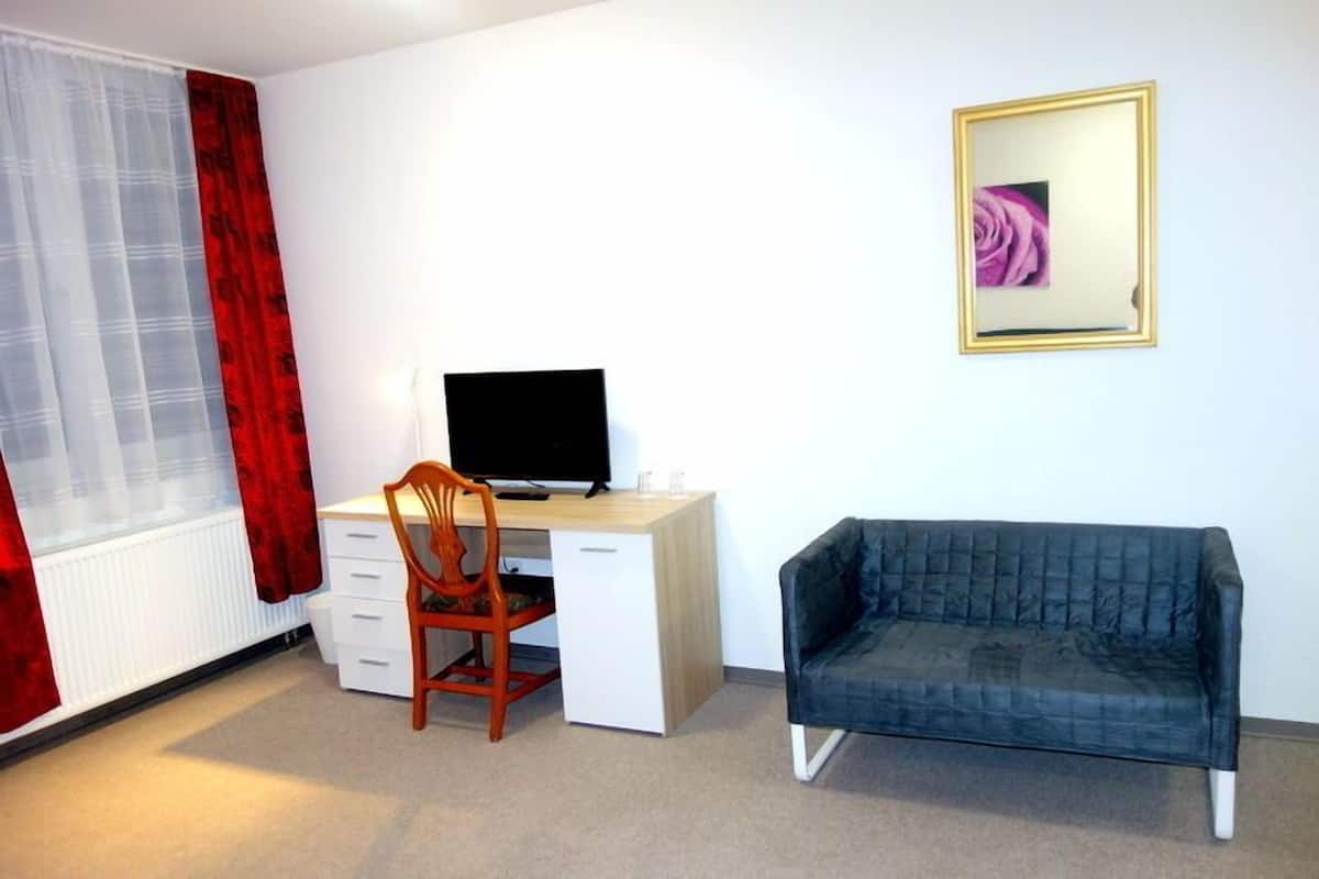 Comfort-Doppel- oder -Zweibettzimmer | Wohnbereich | Fernseher