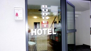 A glass door with the text "BUDGET HOTEL" and a fire alarm box to the left. - Budget Hotel Ludwigshafen (Ludwigshafen)