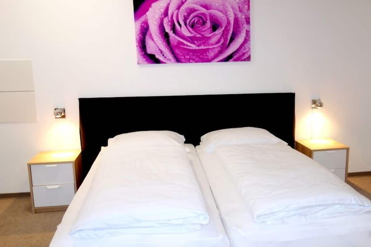 Allergikerbettwaren, Schreibtisch, schallisolierte Zimmer