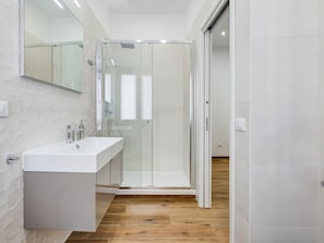 Shower, hair dryer, bidet, towels