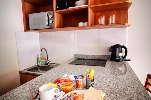 Réfrigérateur, four à micro-ondes, surface de cuisson