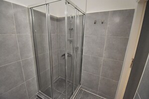 Departamento | Baño | Regadera, secadora de cabello, toallas, shampoo 