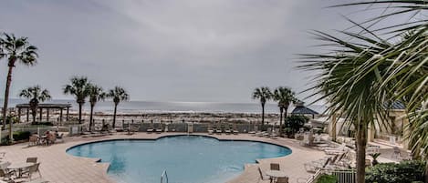 Een binnenzwembad, een buitenzwembad