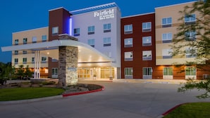 A Fairfield by Marriott Inn & Suites building with a modern design, featuring a stone facade, multiple floors, and a covered entrance area. - Fairfield Inn & Suites Duncan (Duncan)