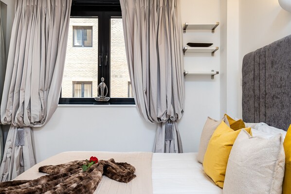 2 bedrooms, iron/ironing board, travel crib, WiFi - Modern 2 bedroom in Kensington (London)