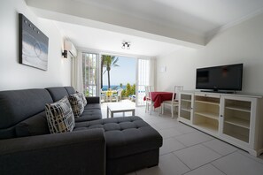 Een televisie en boeken