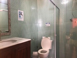 Shower, towels, soap, toilet paper - Pousada Florescer (Paraty)