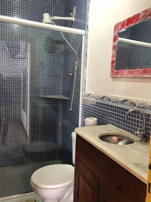 淋浴设施、毛巾、肥皂、卫生纸