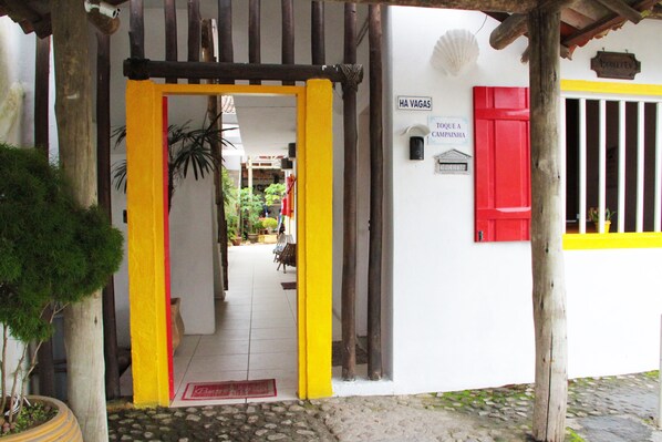 Property entrance - Pousada Florescer (Paraty)