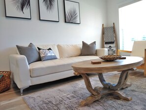 Televisio, kirjoja, tulostin