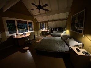Chambre, 1 très grand lit, salle de bains commune, vue ville