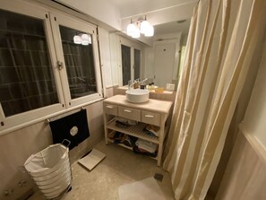 Habitación básica, 1 cama de matrimonio grande, baño privado, vistas al jardín | Baño | Toallas