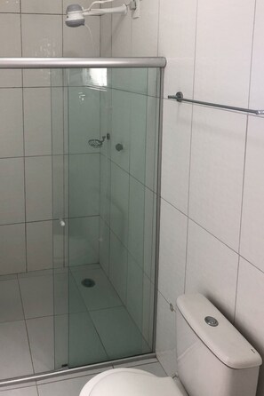 Shower, free toiletries, towels, soap - Hotel Formula 1 (Matriz de Camaragibe)