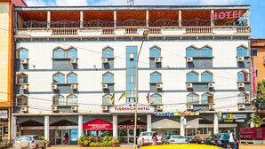 A hotel with multiple floors, balconies, and a bar at the ground level. - Florencia Hotel (Yaoundé)