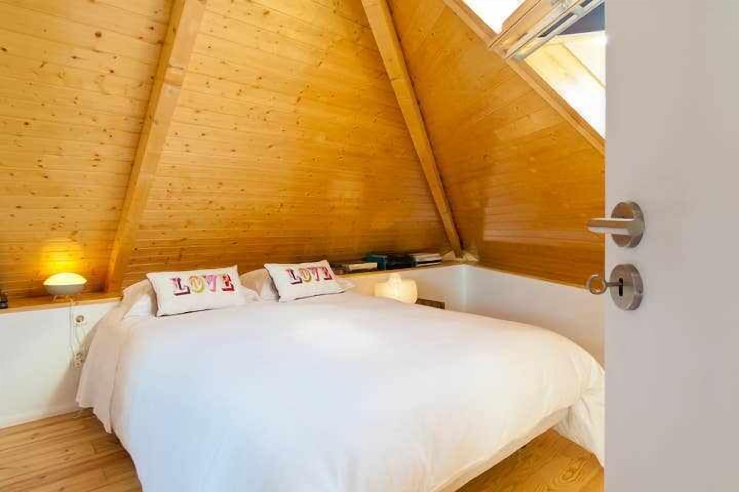 2 bedrooms, iron/ironing board, travel crib, free WiFi