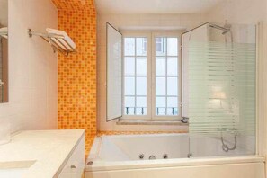 Haartrockner, Handtücher, Toilettenpapier