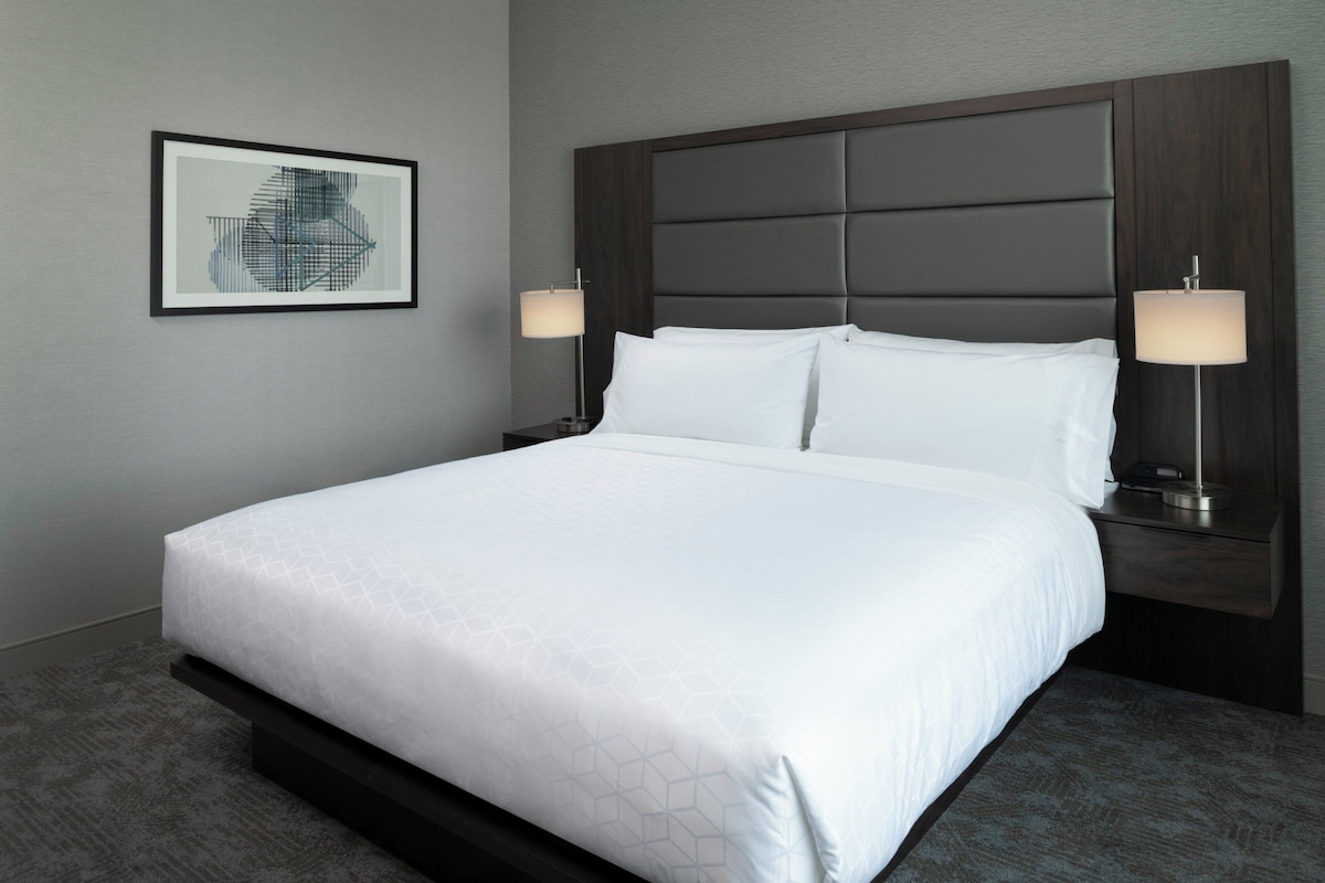 Quarto standard, 1 cama King, acessível (Mobility) | Cofres nos quartos, escrivaninha, espaço de trabalho para notebook