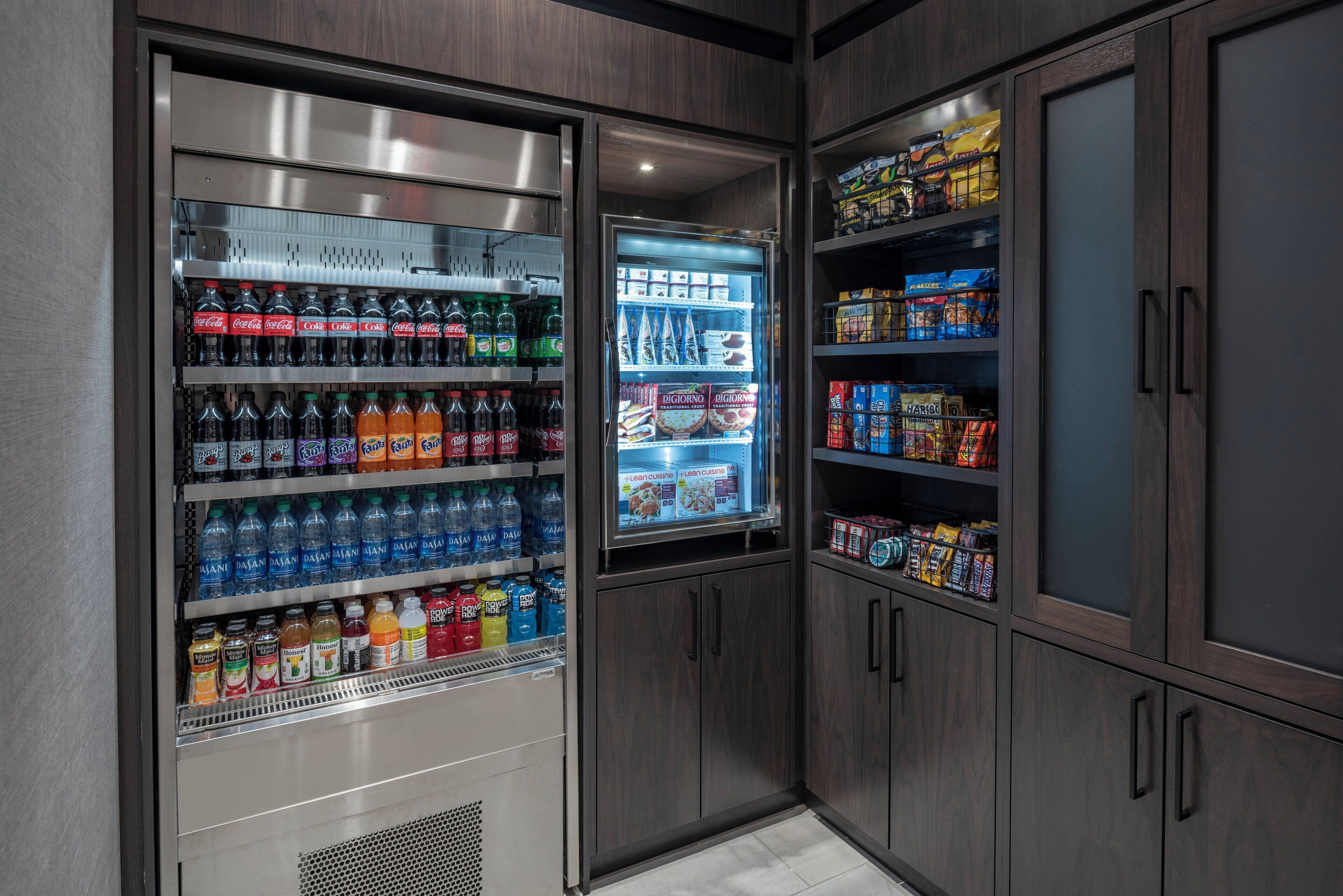 Een automaat met verschillende dranken en snacks.