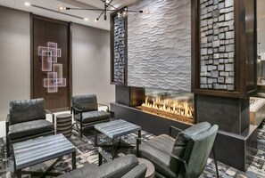 Lobby - Holiday Inn Express Boston Logan Airport - Revere by IHG (Revere)