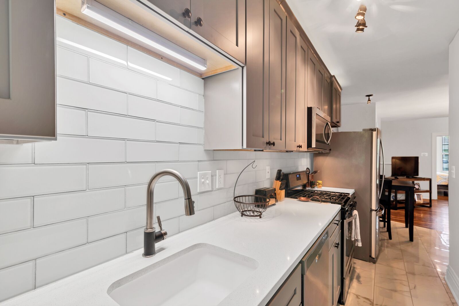 Kjøleskap, mikrobølgeovn, ovn og oppvaskmaskin