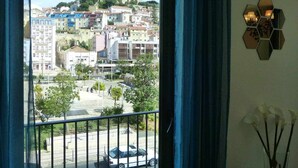 A balcony with a view of a cityscape, including buildings and a hill with a castle-like structure. - Central. High speed WIFI & FREE Parking (Lisboa)