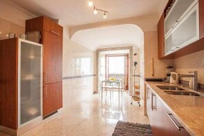 Réfrigérateur, four à micro-ondes, un four, surface de cuisson