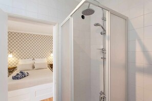 Haartrockner, Handtücher, Toilettenpapier