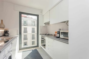 Réfrigérateur, four à micro-ondes, un four, surface de cuisson