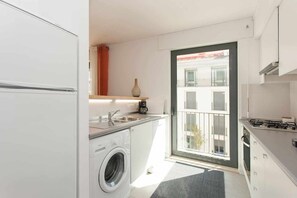 Réfrigérateur, four à micro-ondes, un four, surface de cuisson