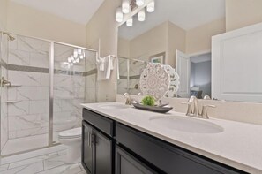 Combined shower/bathtub, jetted bath, hair dryer, bidet - Champion Luxury Villa in Orlando/Home Theater /near Disney (Four Corners)